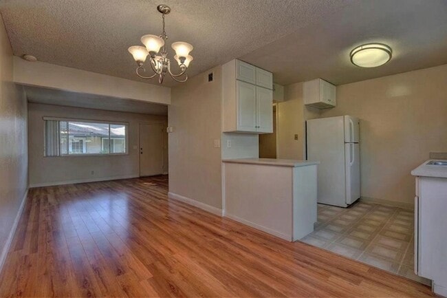 Building Photo - Modern 2-Bedroom Townhome in Peaceful Redwood Community