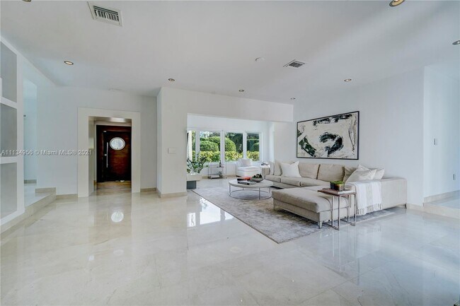 Building Photo - 330 E San Marino Dr