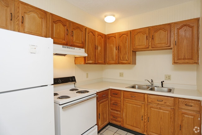 2BR, 1BA - 768SF - Kitchen - Regency West