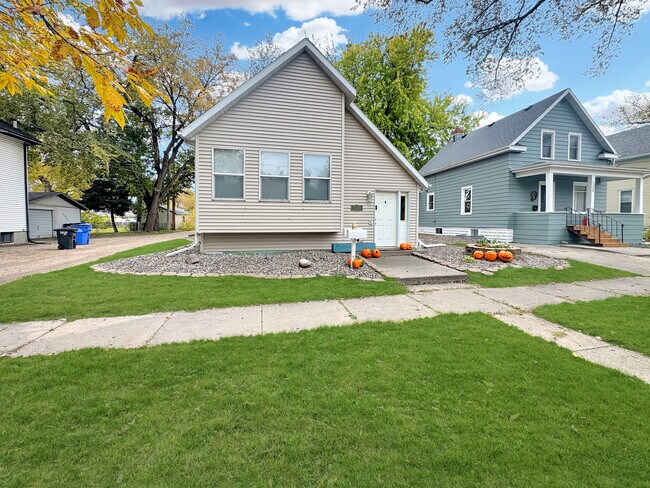 Building Photo - 1118 9th Ave N