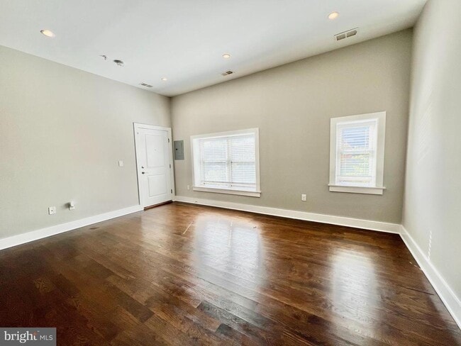 Foto del edificio - 1620 E St NE