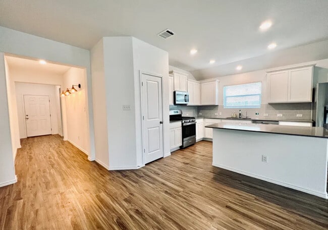 Building Photo - Modern 4-Bed, 2-Bath Retreat with Soaking ...