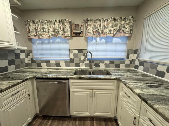 Building Photo - 1015 E 24th Ave