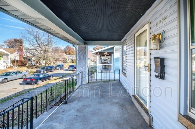 Foto del edificio - 6448 Wanda Ave