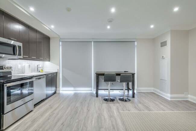 Photo du bâtiment - 360 Square One Dr