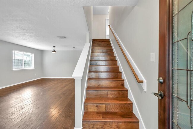 Building Photo - 2431 Halstead Dr