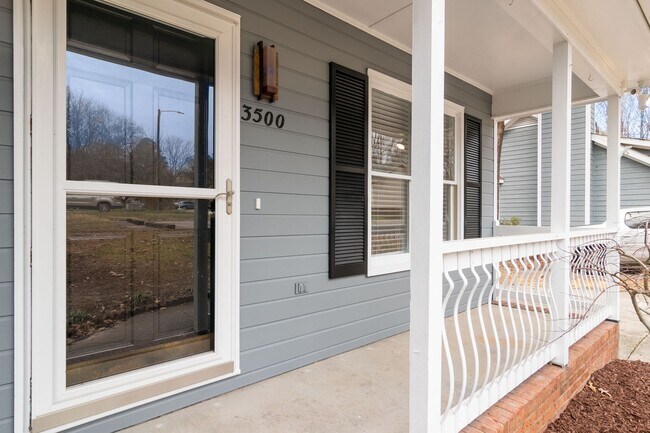 Foto del edificio - Freshly Updated! Beautiful 3 Bedroom, 2 Bath Ranch with Private wooded lot - Pet Friendly!