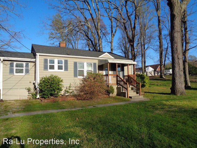 Building Photo - 2 br, 1 bath House - 5448 Old Walkertown Rd.