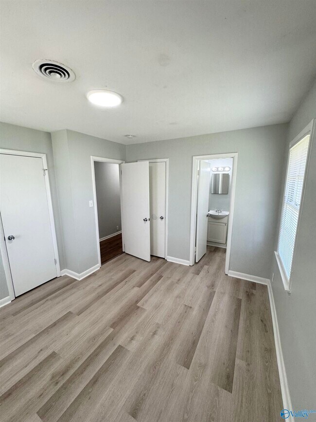 Foto del edificio - 2208 Glen Iris Cir NW