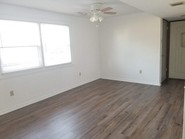 Foto del edificio - 1050 S Jones Blvd