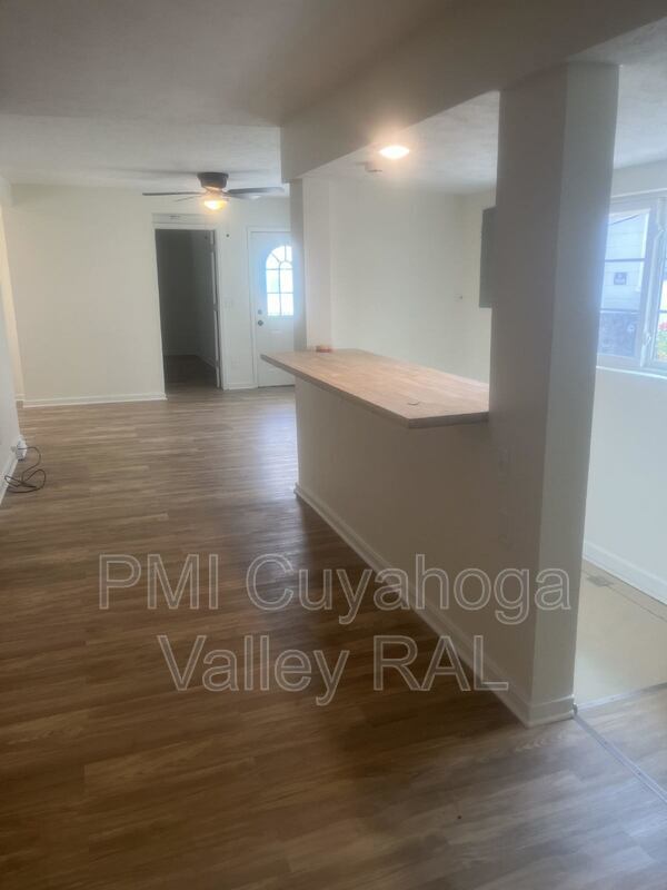 Building Photo - 3128 W 56th St