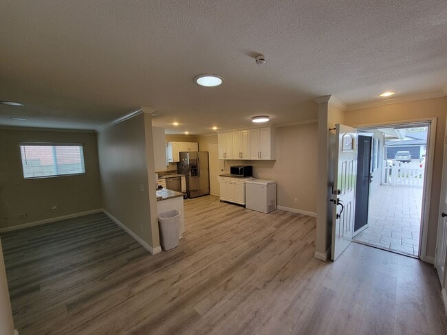 Building Photo - Rare 4 Bed, 2 Bath House