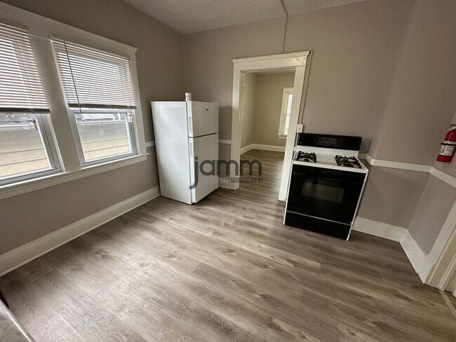 Foto del edificio - 3026 Monroe Ave