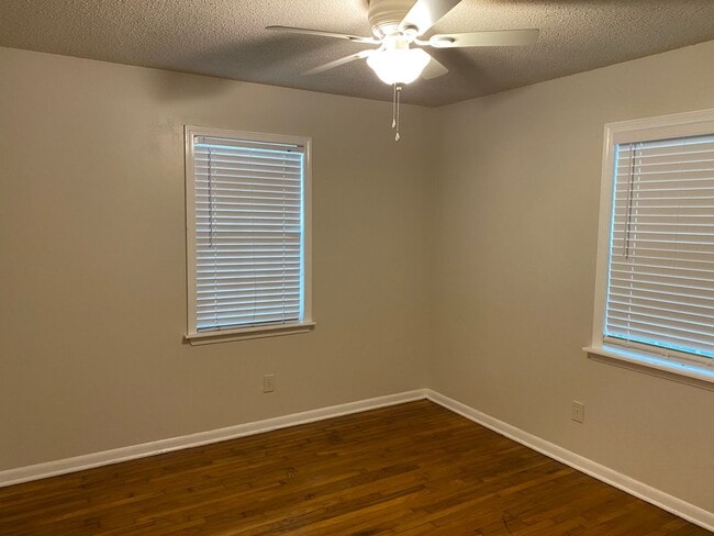 Building Photo - Convenient to NAS and Corry!