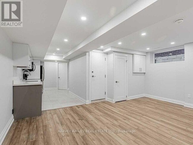 Building Photo - 987 Avenue Rd