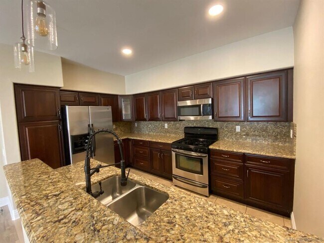 Foto del edificio - Beautiful 2-bedroom, 2-bath in the heart of Carmel Valley