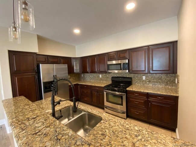 Building Photo - Beautiful 2-bedroom, 2-bath in the heart of Carmel Valley