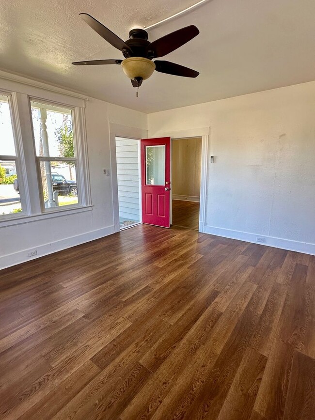 Building Photo - 203 S Murdock Ave