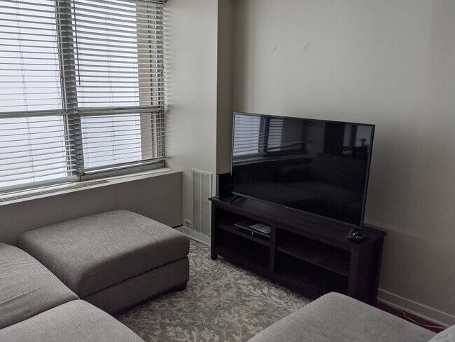 Foto del edificio - 655 W Irving Park Rd