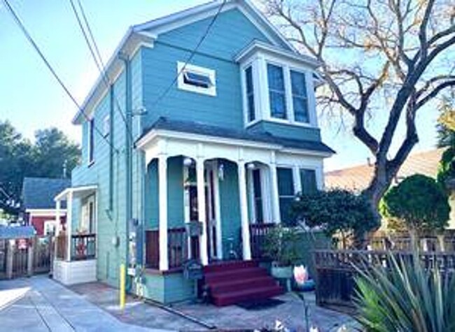 Foto del edificio - Updated Classic Victorian 3bd 2ba Close To...