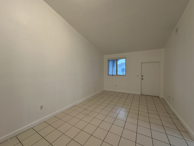 Building Photo - 1661 SE 29th Ct