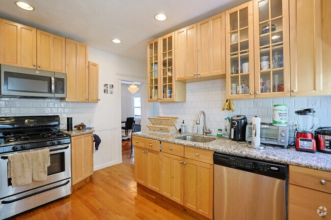 2BR, 1BA - 1,034SF - Kitchen - 292 Boston
