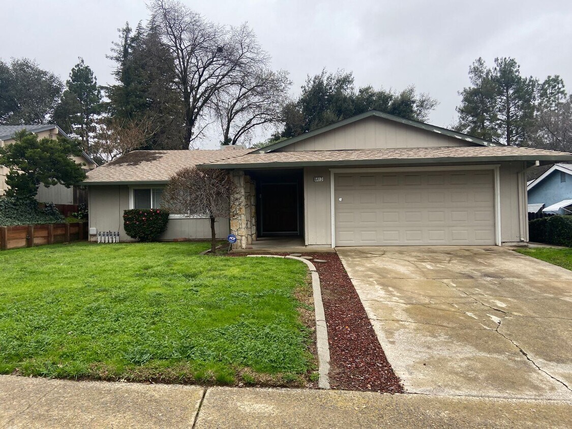 Foto principal - Super clean! 3 Bdrm, 2 Bath near Greenback & Trajan