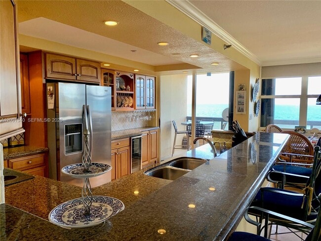 Building Photo - 2555 Collins Ave