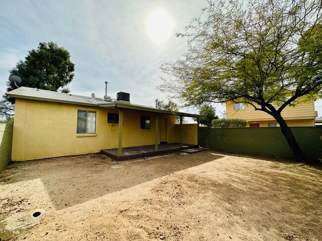 Foto del edificio - Rare Find 2/1 House IN DESIRED CENTRAL ARE...