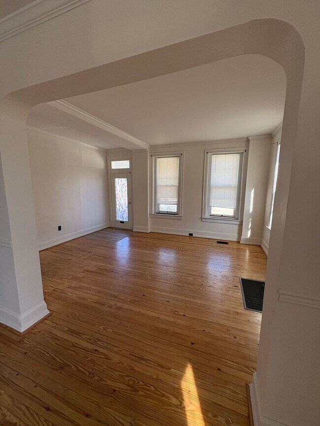 Foto del edificio - Spacious 5 Bedroom 1 Bath House in West Yo...