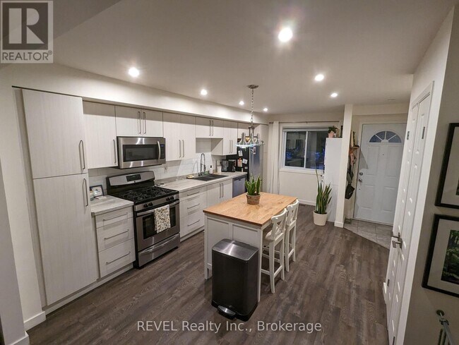 Building Photo - 5815-5815 Swayze Dr