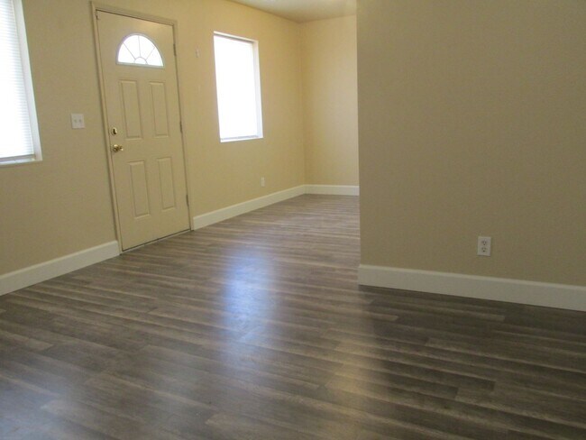 Foto del edificio - THREE BEDROOM TWO BATH HOME FOR RENT