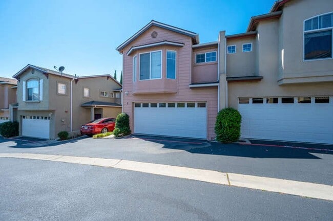 Building Photo - Charming 3bd/2.5 bath Condo