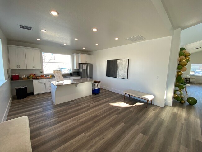 Building Photo - 758 N 260 W