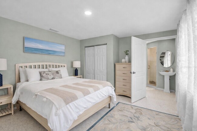 Dormitorio principal con cama king size: los muebles que se muestran en las fotos pueden variar, ya que algunas piezas se utilizaron para la puesta en escena. - 709 84th St NW