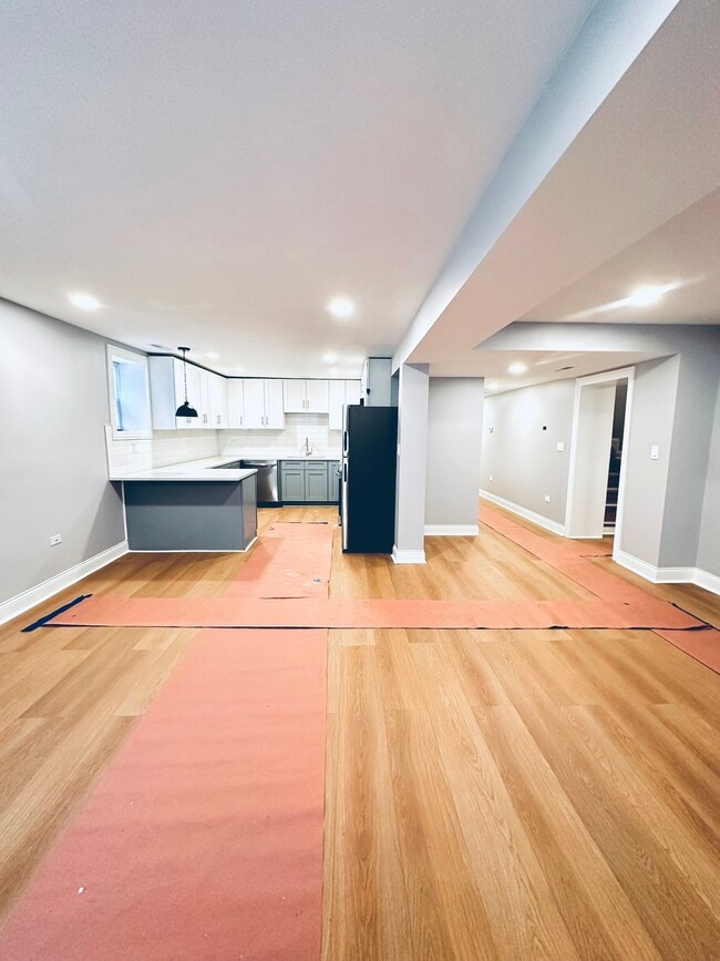 Newly Remodeled 901 Agatite 2 Bd 2 bth - 900 W Montrose Ave