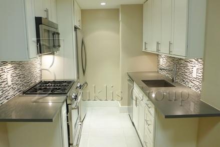 Building Photo - 300 E 47th St