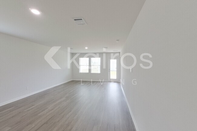 Foto del edificio - 14250 Ruffian Ave