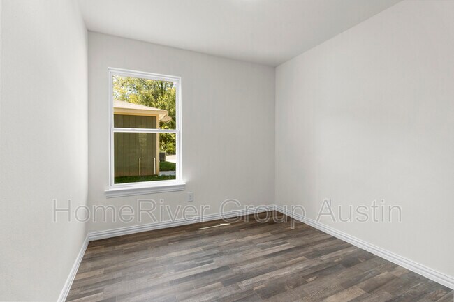 Building Photo - 619 W Sabine St