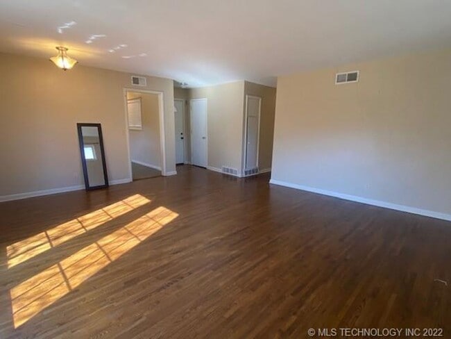 Building Photo - Mid-town Gem where comfort meets convenien...