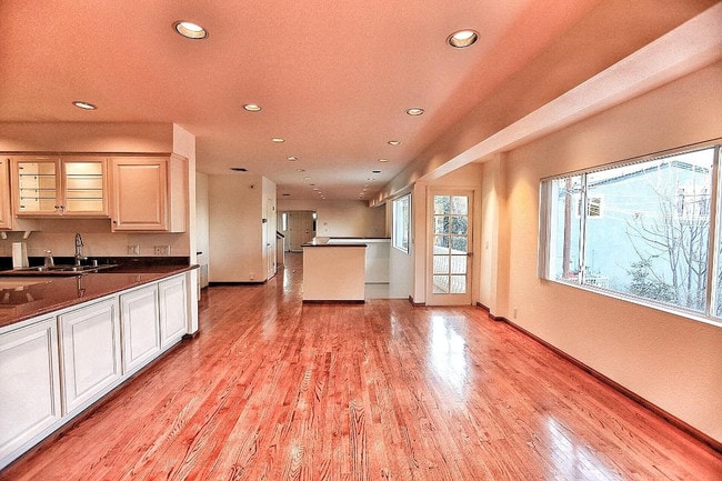 Building Photo - 3962 Oakfield Dr