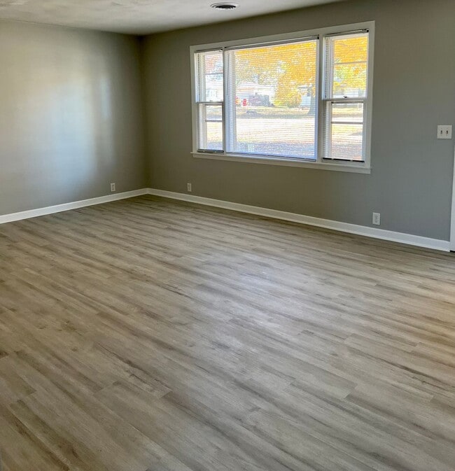 Building Photo - Updated 3 Bedroom, 1.5 Bath Home with Fenced Yard & Attached Garage!
