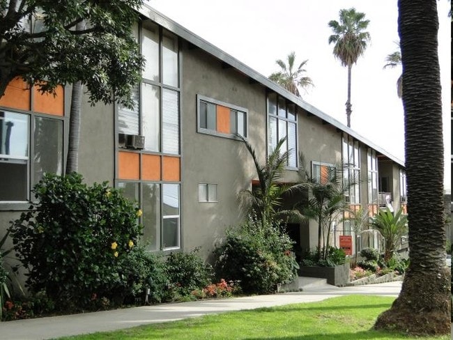 Building Photo - 1710 Camino Palmero St