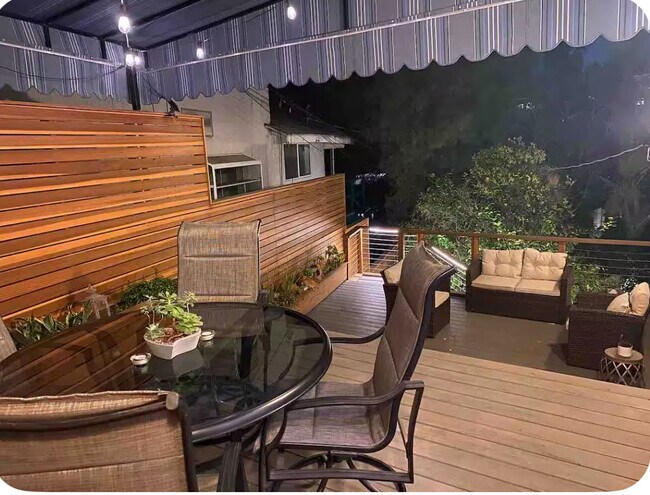 Patio de varios niveles contiguo a la sala de estar con puertas francesas dobles - 4050 Davana Rd