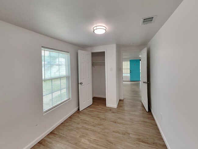 Foto del edificio - READY NOW! CHECK IT OUT!