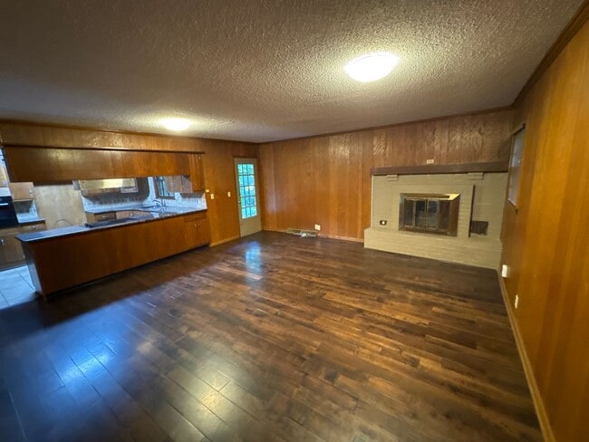 Building Photo - 3 Bedrooms! 2 Bath! Kickapoo Schools! Vill...