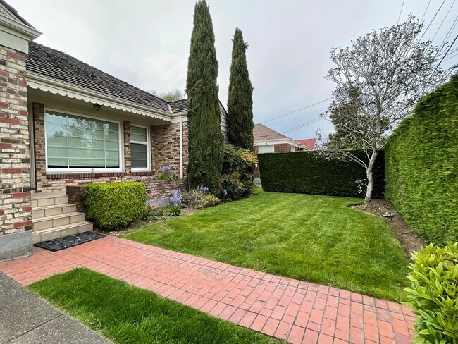 Building Photo - 4bd/2ba Seattle Home