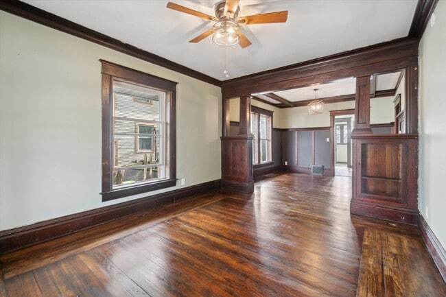 Building Photo - 1809 Maplewood Ave