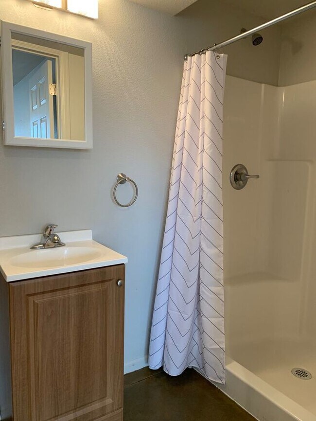 Building Photo - Newer 2 bed, 1 bath Apartment