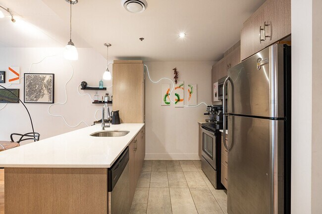 Building Photo - 2229 Rue Sainte-Catherine E